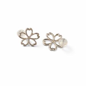 Authentic K18 white gold dainty flower earrings Japan made